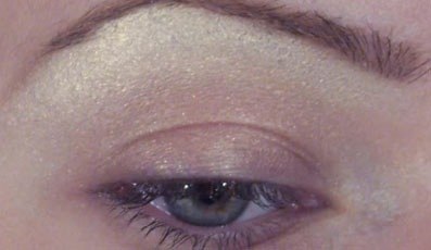 В этом уроке вы научитесь делать очень красивый и блестящий золотой макияж глаз для диско. 08