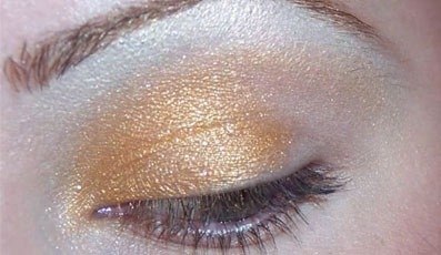 В этом уроке вы научитесь делать очень красивый и блестящий золотой макияж глаз для диско. 06