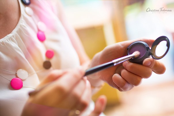 Привет девчонки) Очень хорошая тема, спасибо Ксю) Расскажу в двух словах о своём макияже) Мой макияж, каким он будет я незнала и не выбирала если честно, пробник тоже не делала) полностью доверилась своему визажисту Свете) Она приехала в 6. 05