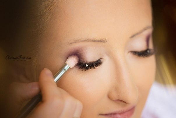 Привет девчонки) Очень хорошая тема, спасибо Ксю) Расскажу в двух словах о своём макияже) Мой макияж, каким он будет я незнала и не выбирала если честно, пробник тоже не делала) полностью доверилась своему визажисту Свете) Она приехала в 6. 06