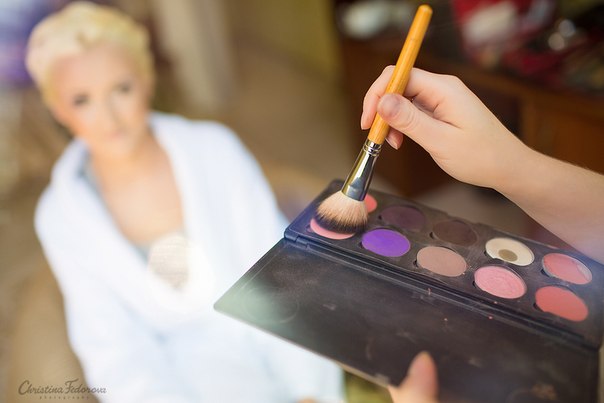 Привет девчонки) Очень хорошая тема, спасибо Ксю) Расскажу в двух словах о своём макияже) Мой макияж, каким он будет я незнала и не выбирала если честно, пробник тоже не делала) полностью доверилась своему визажисту Свете) Она приехала в 6. 02