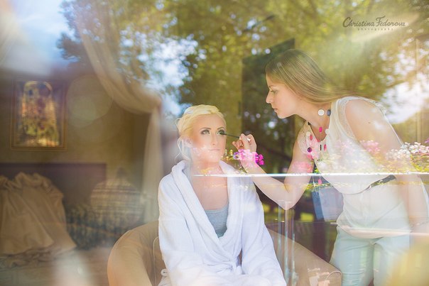 Привет девчонки) Очень хорошая тема, спасибо Ксю) Расскажу в двух словах о своём макияже) Мой макияж, каким он будет я незнала и не выбирала если честно, пробник тоже не делала) полностью доверилась своему визажисту Свете) Она приехала в 6. 04