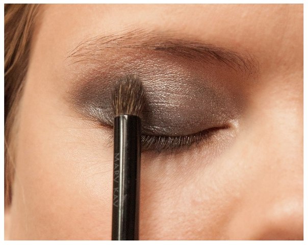 Пошаговый макияж с трио запеченных теней для век marykayatplay™ «Звездное небо». 03