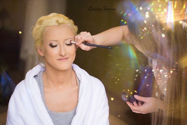 Привет девчонки) Очень хорошая тема, спасибо Ксю) Расскажу в двух словах о своём макияже) Мой макияж, каким он будет я незнала и не выбирала если честно, пробник тоже не делала) полностью доверилась своему визажисту Свете) Она приехала в 6. 07