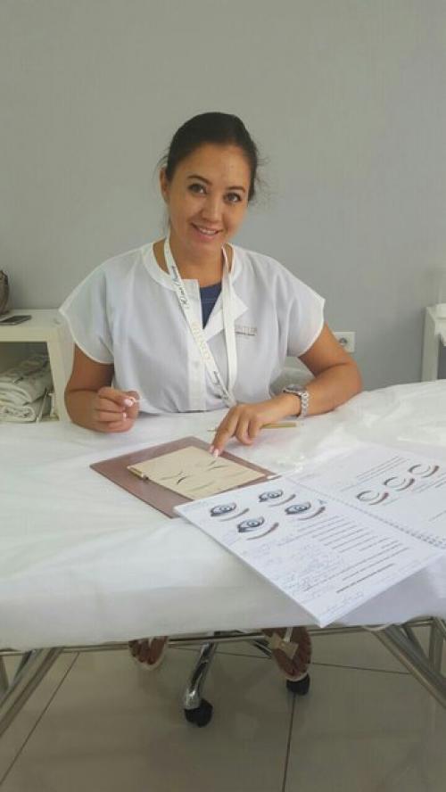 Сельвина даньярова получает новые знания на курсах повышения квалификации у ведущего мастера перманентного макияжа Юлии виннер в Уфе. 02