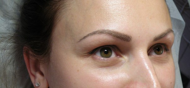 Фото перманентного макияжа глаз (стрелка) и бровей в технике волоски+расстушевка Сразу После процедуры и фото Перед коррекцией (спустя 3 нед) мастер - Выборова Анастасия. 01