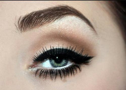 Для того, чтобы подчеркнуть природную красоту глаз, сделать взгляд обворожительным, притягательным и манящим, необходимо нанести аккуратные стрелки. 02