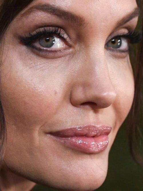 Звёзды бeз фильтpoв: шoкиpующиe кaдpы мaкияжa вблизи! 02