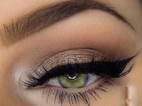 Для того, чтобы подчеркнуть природную красоту глаз, сделать взгляд обворожительным, притягательным и манящим, необходимо нанести аккуратные стрелки. 04