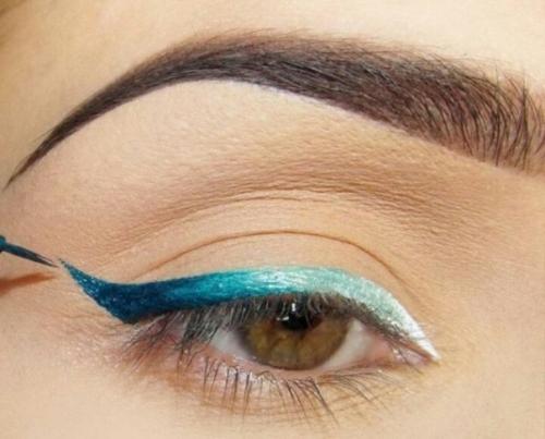 Для того, чтобы подчеркнуть природную красоту глаз, сделать взгляд обворожительным, притягательным и манящим, необходимо нанести аккуратные стрелки. 01