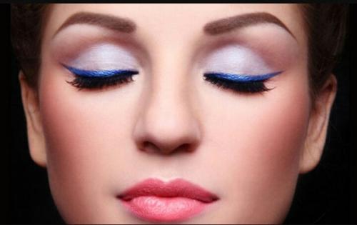 Для того, чтобы подчеркнуть природную красоту глаз, сделать взгляд обворожительным, притягательным и манящим, необходимо нанести аккуратные стрелки. 03