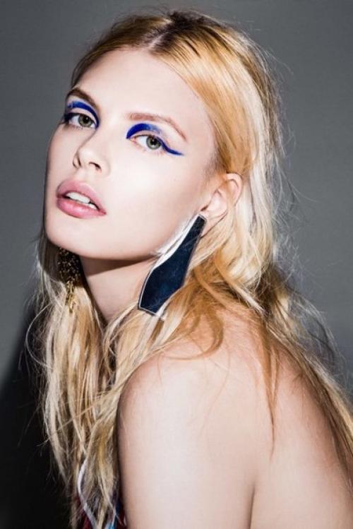 5 свежих способов носить голубые тени. 01 5 свежих способов носить голубые тени. 01