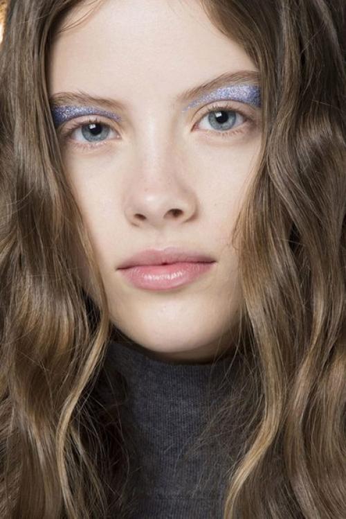 Свежие идеи макияжа с глиттером: праздник продолжается? 05