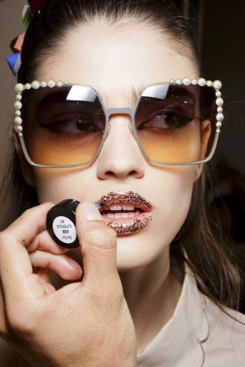 Свежие идеи макияжа с глиттером: праздник продолжается? 02