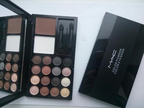 Новинка?  Тени MAC Vamplify сухие корректоры. 03