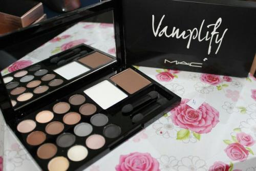 Тени MAC Vamplify сухие корректоры. 02