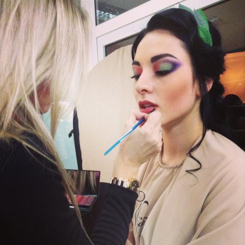 В преддверии праздников, студия плетения Studio Beauty проводит курс макияж для себя. 04