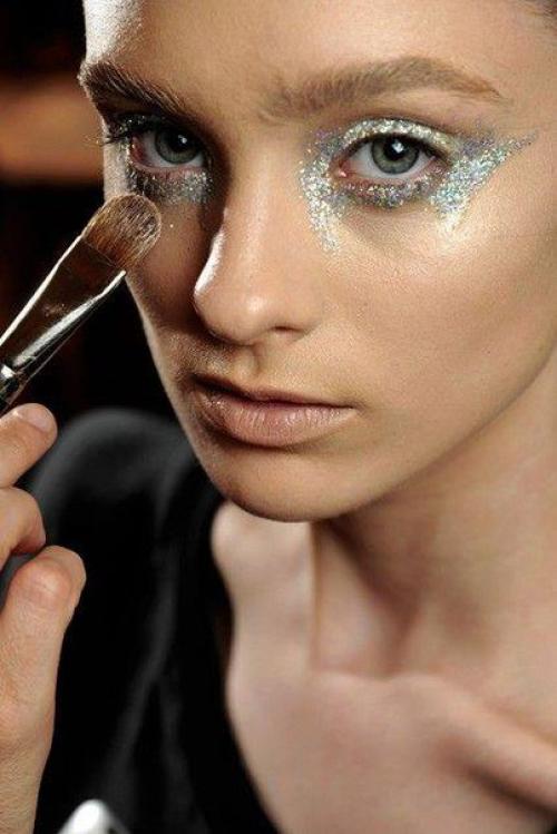 Свежие идеи макияжа с глиттером: праздник продолжается? 03