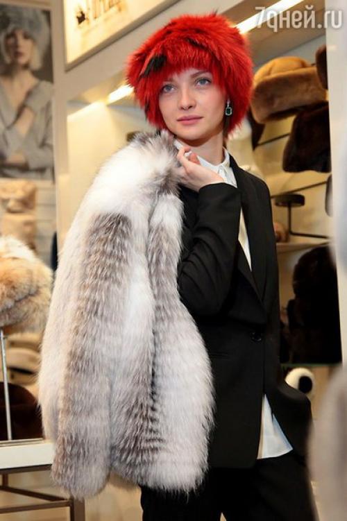 Вилковаекатерина. Новостиактрис. Мы выбираем меховую шапку, которая не только согреет, но и украсит. 06 Вилковаекатерина. Новостиактрис. Мы выбираем меховую шапку, которая не только согреет, но и украсит. 06