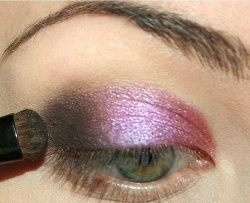 Прежде чем выполнить макияж не забудьте нанести базу под макияж на всю поверхность века. 02 Прежде чем выполнить макияж не забудьте нанести базу под макияж на всю поверхность века. 02