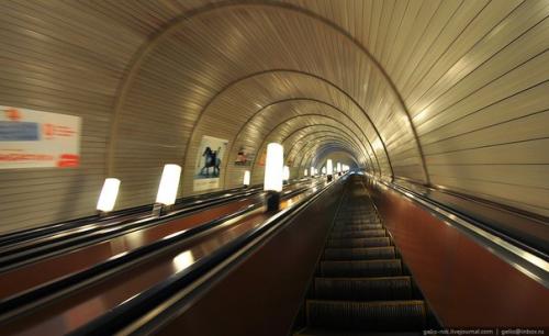 Жизнь. Пятница. Я захожу в вагон метро, станция Китай горд, людей много, настроение на лицах в целом позитивное, еще бы! 02 Жизнь. Пятница. Я захожу в вагон метро, станция Китай горд, людей много, настроение на лицах в целом позитивное, еще бы! 02