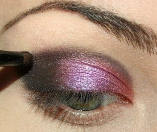 Прежде чем выполнить макияж не забудьте нанести базу под макияж на всю поверхность века. 03 Прежде чем выполнить макияж не забудьте нанести базу под макияж на всю поверхность века. 03