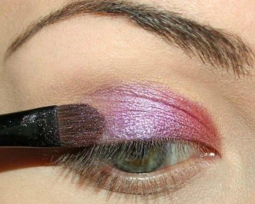 Прежде чем выполнить макияж не забудьте нанести базу под макияж на всю поверхность века. 01 Прежде чем выполнить макияж не забудьте нанести базу под макияж на всю поверхность века. 01