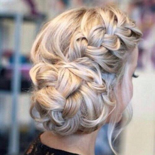 Косы продолжают оставаться одной из самых модных свадебных причесок. 06