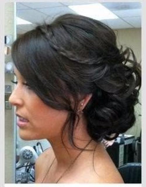 Косы продолжают оставаться одной из самых модных свадебных причесок. 01