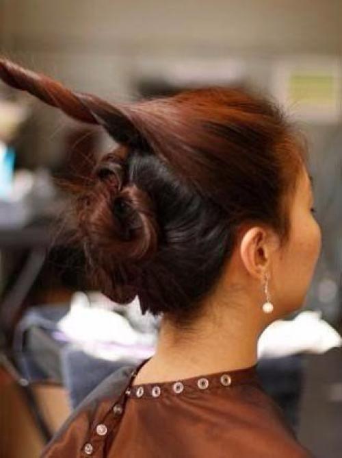 На основе жгутов. Первым делом, что вы захотите сделать в жаркий день перед выходом на улицу - управиться с непослушными прядками. 03