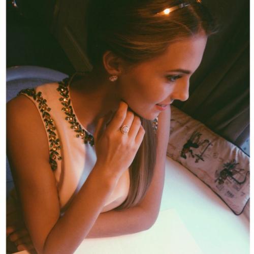 Красивая прическа, макияж, стильное платье и изысканные украшения могут преобразить любую девушку! 01