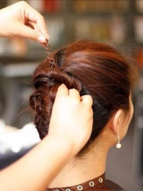 На основе жгутов. Первым делом, что вы захотите сделать в жаркий день перед выходом на улицу - управиться с непослушными прядками. 06