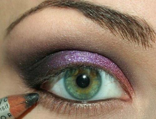 Прежде чем выполнить макияж не забудьте нанести базу под макияж на всю поверхность века. 05 Прежде чем выполнить макияж не забудьте нанести базу под макияж на всю поверхность века. 05