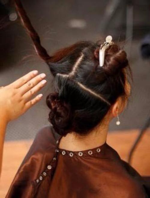 На основе жгутов. Первым делом, что вы захотите сделать в жаркий день перед выходом на улицу - управиться с непослушными прядками. 01