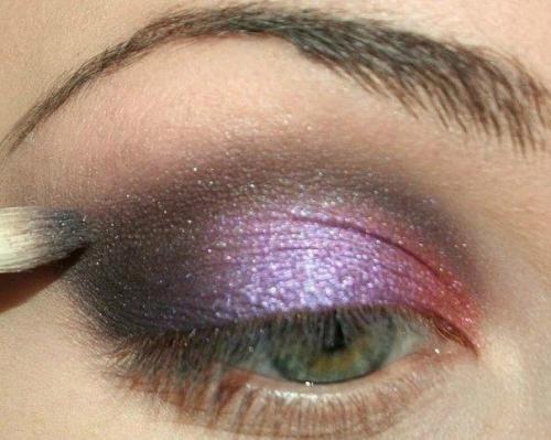 Прежде чем выполнить макияж не забудьте нанести базу под макияж на всю поверхность века. 04 Прежде чем выполнить макияж не забудьте нанести базу под макияж на всю поверхность века. 04