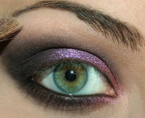 Прежде чем выполнить макияж не забудьте нанести базу под макияж на всю поверхность века. 07 Прежде чем выполнить макияж не забудьте нанести базу под макияж на всю поверхность века. 07