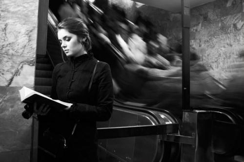 Жизнь. Пятница. Я захожу в вагон метро, станция Китай горд, людей много, настроение на лицах в целом позитивное, еще бы! 01 Жизнь. Пятница. Я захожу в вагон метро, станция Китай горд, людей много, настроение на лицах в целом позитивное, еще бы! 01