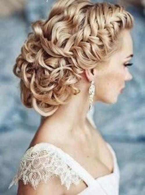 Косы продолжают оставаться одной из самых модных свадебных причесок. 03