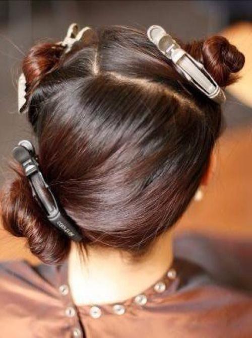 На основе жгутов. Первым делом, что вы захотите сделать в жаркий день перед выходом на улицу - управиться с непослушными прядками. 02