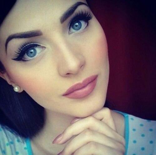 На одном из индивидуальных занятий, возник вопрос о белом карандаше в макияже, для чего он и обязателен ли в ежедневном использовании. 02