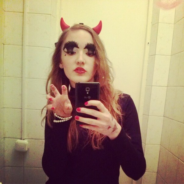 А мы устраиваем небольшую вечеринку в одном из заведений нас около 100 человек, проводим конкурсы, едим сладости, танцуем, гуляем по большому городу с фотографами, ходим по ночному парку, сидим на качелях старых (жууууть). 01