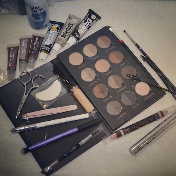 Оформление бровей - очень важный пунктик в вечернем макияже. 01