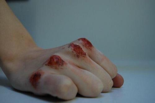 Ну, вот уже на часах почти восемь и Джей стоит на заднем дворике, спиной к дверям. 02 Ну, вот уже на часах почти восемь и Джей стоит на заднем дворике, спиной к дверям. 02