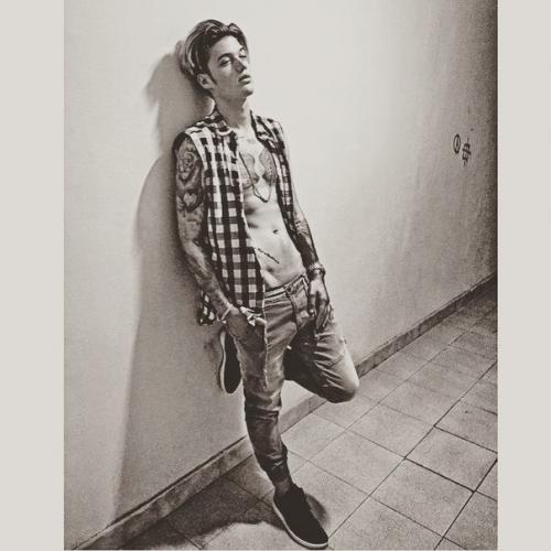 Сев в такси, я стала набирать Викин номер, я была в какой - то панике, чуть не поцеловалась с Сашей, боже мой! 01