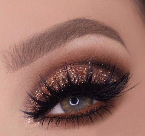 Основными тенденциями макияжа 2017 являются: 01