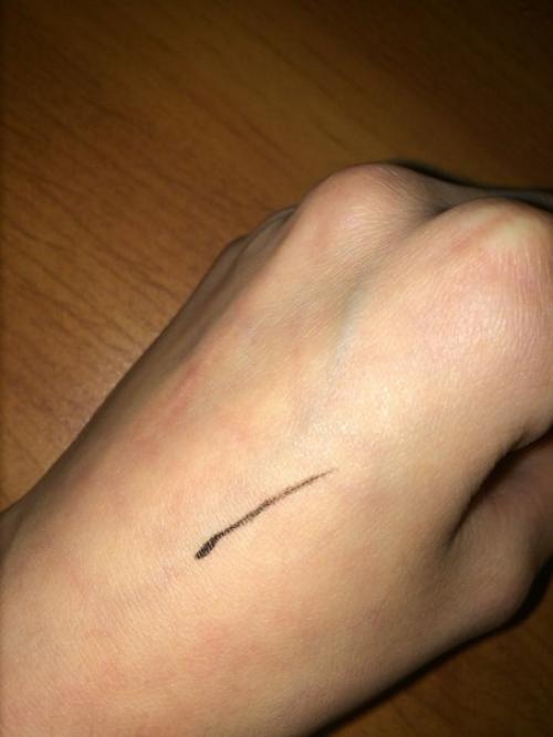 Совсем недавно преображаю себе жидкую подводку от Avon. 01