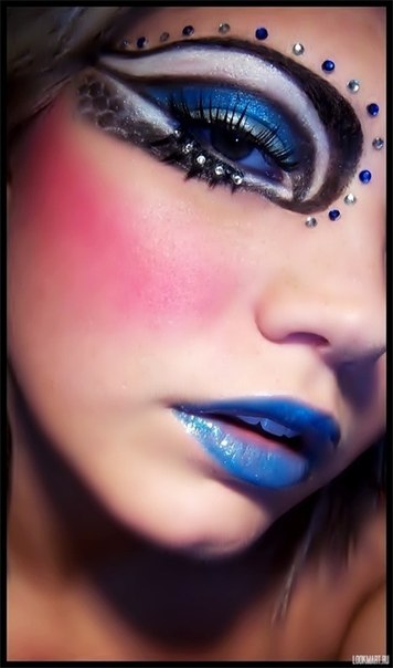 Необычный Makeup.  Необычный мейк -ап, украшенный блестящими стразами, - лучший способ выделиться среди подруг. 01