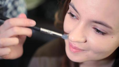 В современном мире умение подчеркивать свои достоинства и скрывать недостатки с помощью макияжа сложно переоценить. 03 В современном мире умение подчеркивать свои достоинства и скрывать недостатки с помощью макияжа сложно переоценить. 03