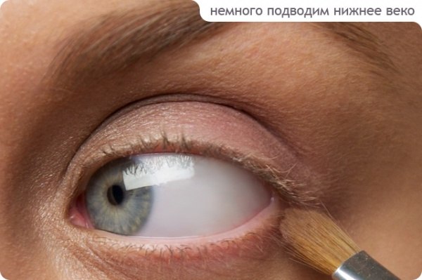 Натуральный макияж. 1 начинаем с тона лица и мы наносим базу под тени на веки. 03 Натуральный макияж. 1 начинаем с тона лица и мы наносим базу под тени на веки. 03