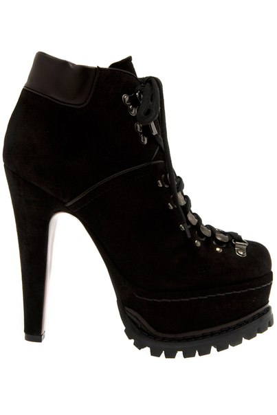 #Styleleighton.  В 2010 году Лейтон посетила премьеру нового фильма Romantics. 03